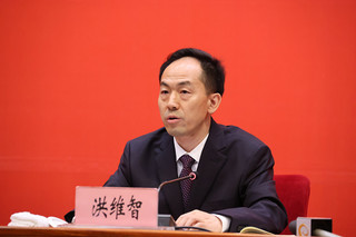 保山市委副书记、市人民政府市长洪维智在发布会上介绍情况。赵晓东-摄