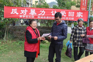 新罗区南城街道莲滨社区巾帼维权服务队向居民宣传法律知识。龙岩市委组织部供图