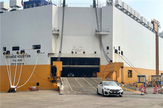 “宏伟休斯顿号”货轮停靠在天津港环球滚装码头。东港出入境边防检查站供图