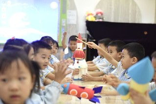 幼儿在幼师带领下专心玩游戏。庐阳区委宣传部供图