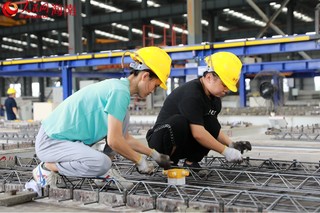 在海建（文昌）建筑产业现代化基地，工人正加固钢筋。 人民网 孟凡盛摄