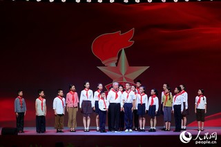 孩子们用“音乐思政课”的形式，演绎少先队队歌《我们是共产主义接班人》是如何诞生的。人民网 焦艳摄