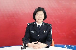 福州市公安局党委副书记、常务副局长潘臻颖做客人民网福建演播室。杨俊杰摄