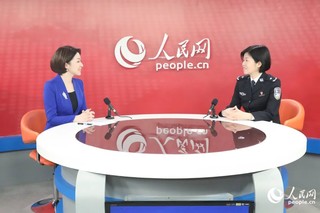福州市公安局党委副书记、常务副局长潘臻颖接受人民网专访。杨俊杰摄