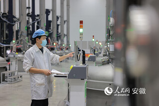 阜兴科技公司晶体车间操作工人正在设置生产参数。人民网 王晓飞摄
