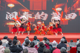 群众观看现场表演。蔡昊摄