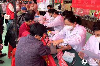现场义诊。人民网 林盈摄