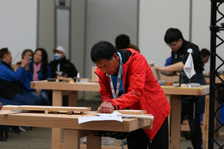 在法国梅斯第十届国际残疾人职业技能竞赛上，彭贵全正制作家具。云南省残疾人联合会供图