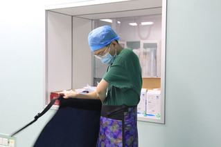 上海公利医院对口帮扶医生在做患者介入手术前的准备。周游摄1