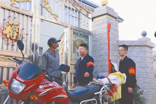 曲靖市沾益区“平安红岗”社会志愿者上门回访。