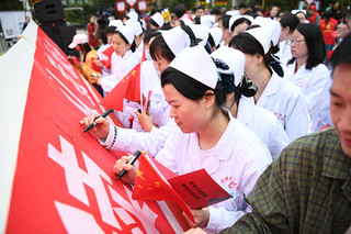 镇雄县举行世界读书日系列活动现场  王毅拍摄