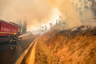 1玉溪山火救援现场。云南省消防救援总队供图