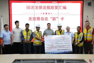 为共建单位工友代表发放鹭岛安“薪”卡。厦门市人社局供图
