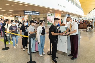 旅客从S1卫星厅登机。倪嘉云摄