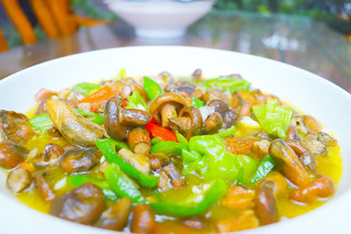 爆炒野生菌。杨霞摄