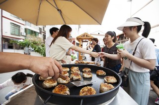 市民们购买品尝特色美食。董观生摄