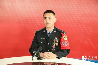 漳州市公安局巡特警支队直属大队（漳州110）大队长洪森接受人民网专访。人民网 陈永整摄