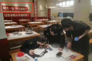 福州市场监管部门执法人员对餐饮店进行检查。福建省市场监督管理局供图