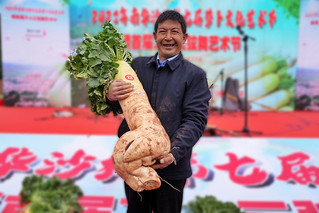 【3】罗勇士抱着自己获奖的”萝卜王“笑开了花。人民网记者-刘怡摄