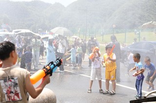 在神泉谷景区，游客互相泼水。