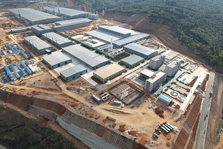 云南杉杉年产30万吨锂电池负极材料一体化基地。安宁市委宣传部供图