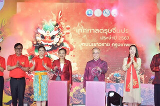 泰国旅游与体育部长素妲婉、中国驻泰国使馆公使吴志武代表中泰双方同时触按水晶球点亮龙头彩灯。中国驻泰国使馆供图