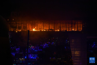 3月22日，俄罗斯莫斯科近郊克拉斯诺戈尔斯克市一音乐厅发生枪击事件后引发火灾。新华社记者 曹阳 摄