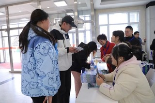 在哈尔滨商业大学招聘现场，贵州籍毕业生们咨询相关招聘信息。