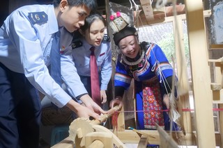 都匀市税务局组织青年干部走访都匀市苗艺民族工艺生产企业，提供一对一特色服务。黔南州税务局供图