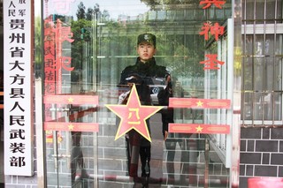 2024年4月17日，站岗执勤中的彭佑祥，郑永扬摄。