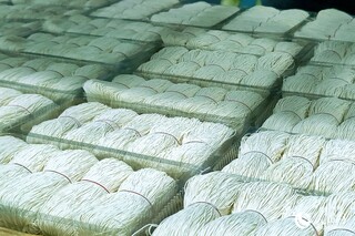 细长柔韧，每根仅有0.4毫米到0.5毫米粗的穆阳线面。人民网 杨灏昱摄