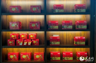 一份份包装精美的穆阳线面。人民网 杨灏昱摄