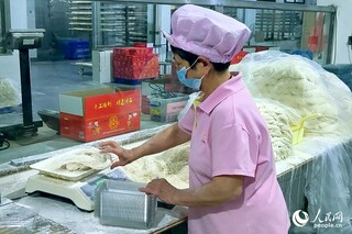 工人在打包穆阳线面。人民网 杨灏昱摄