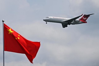 2月22日，一架中国商飞公司ARJ21客机在新加坡航展上做飞行表演。新华社发（邓智炜摄