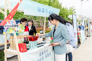 市民品尝三十铺镇桑葚。三十铺镇供图