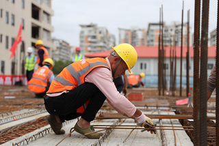 莆田市省级区域医疗中心项目工人正在进行钢筋绑扎作业。中建海峡供图
