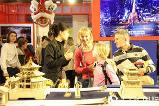 法国观众在展览北京文化展区参观。人民网记者杨一摄