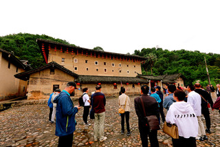 游客在南靖土楼景区参观（资料图）。南靖县融媒体中心供图