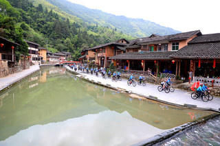 近年来，南靖县结合资源禀赋优势，举办了南靖土楼马拉松赛、全国自行车骑游大会等一批品牌赛事，打响了“福建土楼·五福南靖”品牌。南靖县融媒体中心供图