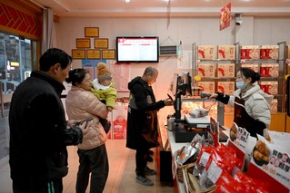 烧鸡店里购买者络绎不绝。黄博涵摄