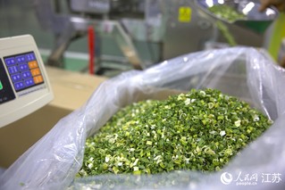 香葱干品，按每袋12公斤分装，销售给国内外方便食品企业。人民网 范尧 摄