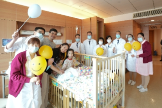 图为镜湖医院代表转送礼物予住院儿童。澳门特区政府社会工作局供图