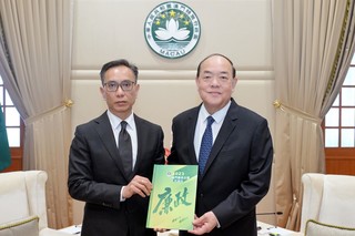 澳门特区廉政专员陈子劲向行政长官贺一诚提交《2023澳门廉政公署工作报告》。澳门特区廉政公署供图