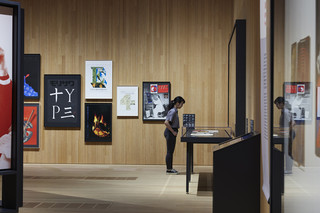 观众细心观赏“石汉瑞：化图为语”展览作品。香港M+博物馆供图