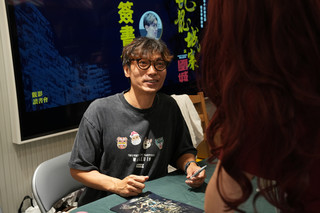港产动作电影《九龙城寨之围城》原著小说作者余儿出席观影读书会，并为读者签书。香港联合出版集团供图