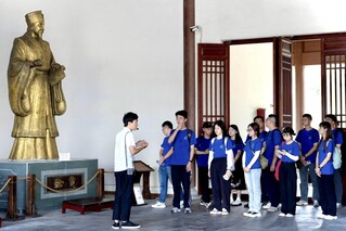 实践队师生认真聆听朱子文化讲解