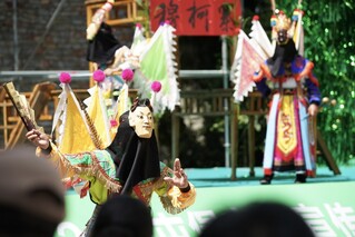 5 图为7月23日，天龙屯堡里上演地戏。王珏玮 摄