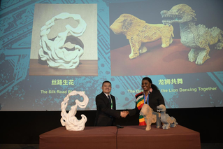 中津双方互赠象征传统友好的石雕艺术作品。主办方供图