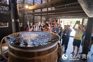嘉宾游客参观酱酒古法酿造工艺。人民网记者 涂敏摄