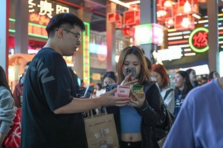 好一多系列乳品热力十足，众多游客争相打卡体验。